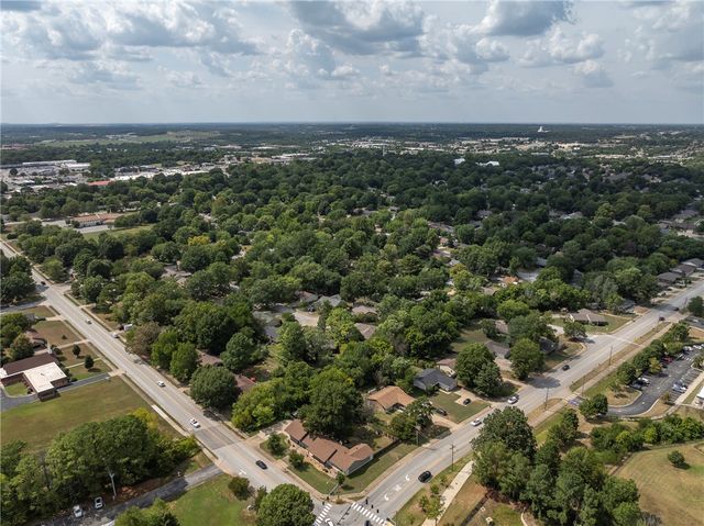 1848 Rolling Hills Drive, Fayetteville, AR 72703