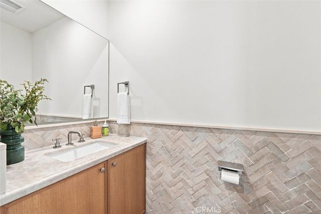 9127 Hargis, Los Angeles, CA 90034