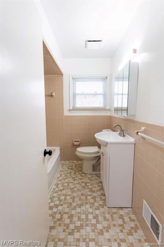 20220 Lancaster Street, Harper Woods, MI 48225