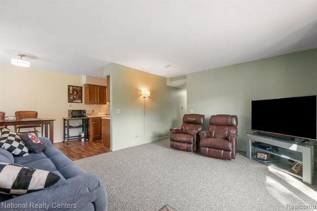 7777 Pontiac Lake Road, Waterford, MI 48327