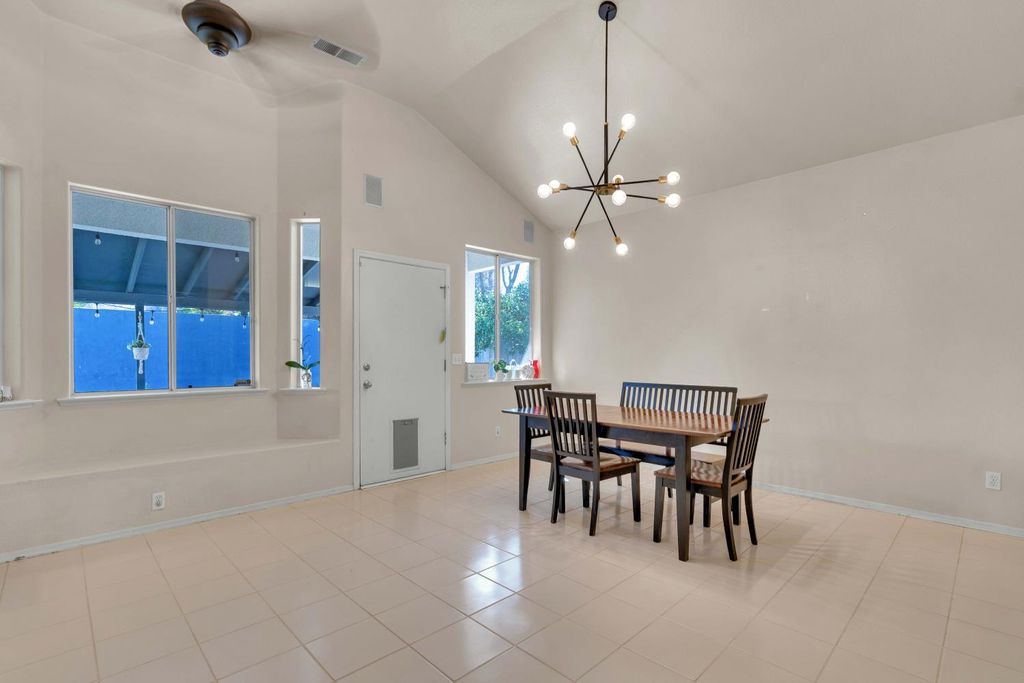 Image 10 of property listing at 5671 W Athens Avenue, Fresno, CA 93722