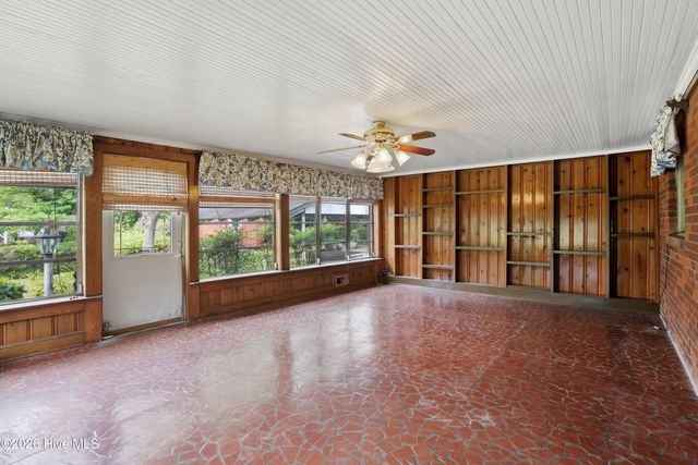1423 Greenville Boulevard SE, Greenville, NC 27858