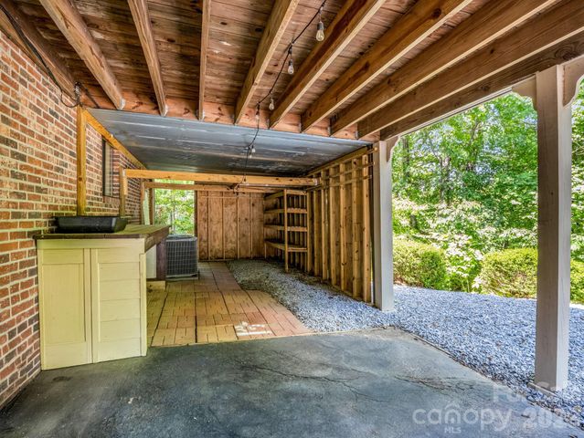 156 Deer Run, Hendersonville, NC 28739