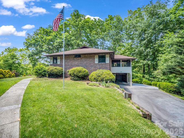 156 Deer Run, Hendersonville, NC 28739