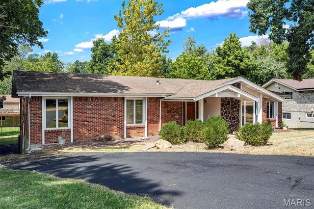 605 Forrester Drive, Ballwin, MO 63011
