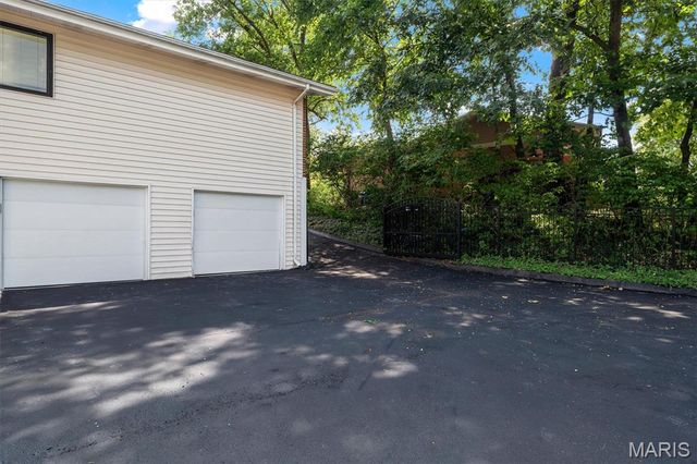 605 Forrester Drive, Ballwin, MO 63011