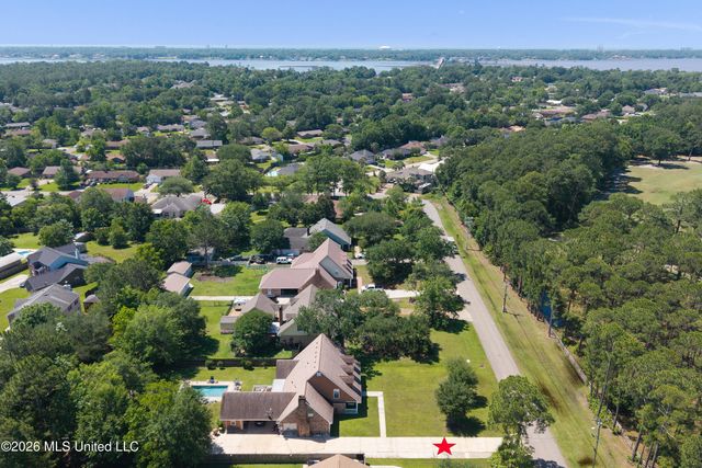 918 N Country Club Lane, Biloxi, MS 39532