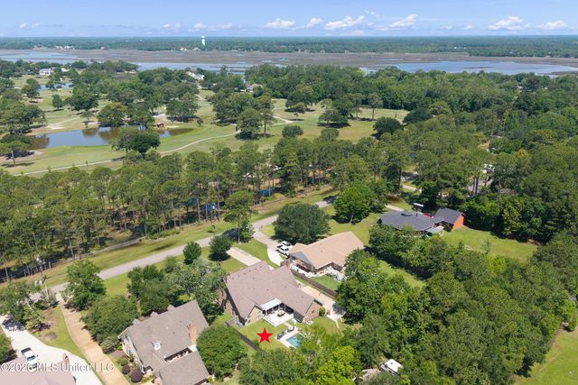918 N Country Club Lane, Biloxi, MS 39532