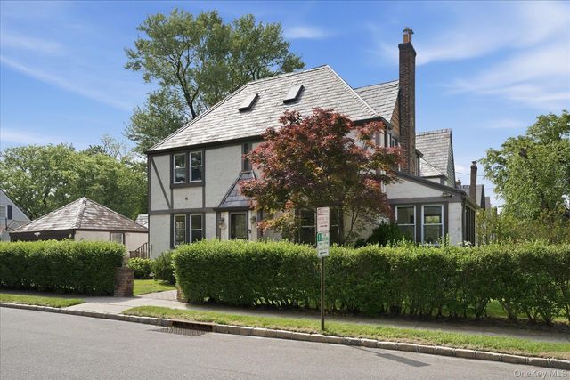 261-21 Pembroke Avenue, Great Neck, NY 11020