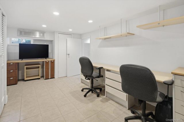 261-21 Pembroke Avenue, Great Neck, NY 11020