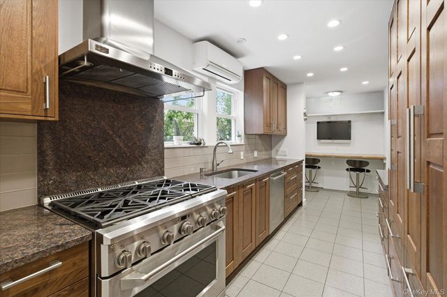 261-21 Pembroke Avenue, Great Neck, NY 11020