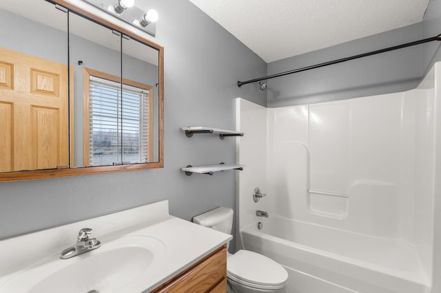 1220 E 38th Street, Des Moines, IA 50317