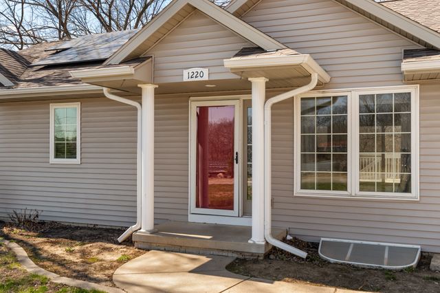 1220 E 38th Street, Des Moines, IA 50317