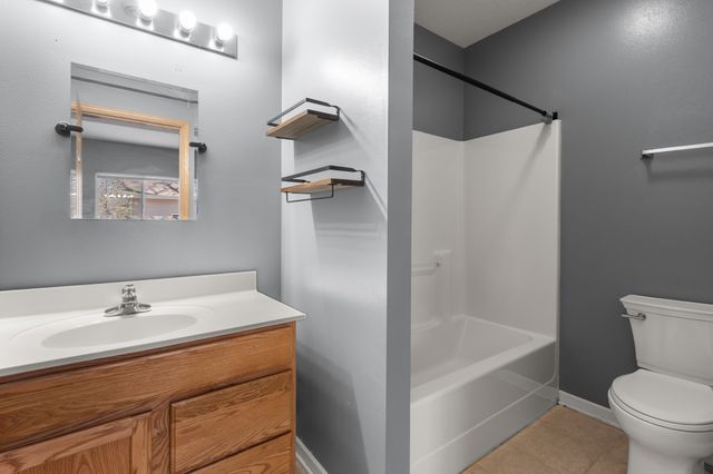 1220 E 38th Street, Des Moines, IA 50317