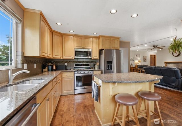 1123 SW Kalama Lp, Oak Harbor, WA 98277
