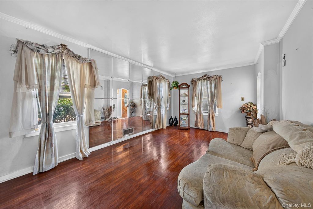 31 Circle Drive W, Elmont, NY 11003 — photo 2