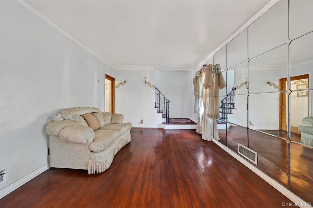 31 Circle Drive W, Elmont, NY 11003 — photo 4