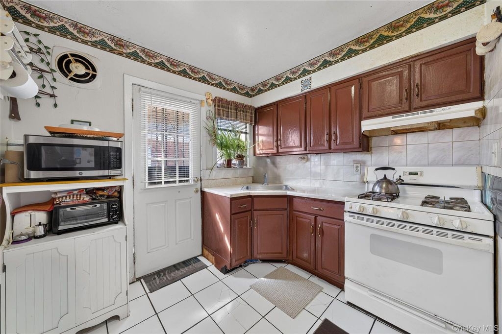 31 Circle Drive W, Elmont, NY 11003 — photo 5
