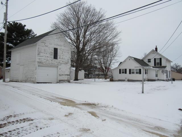 413 E Delaware Street, Manchester, IA 52057