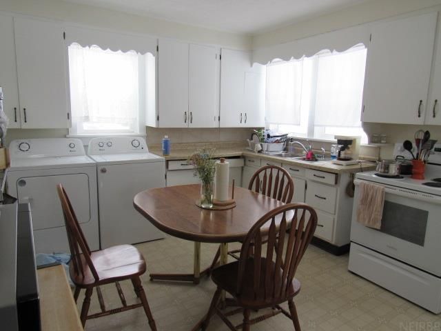 413 E Delaware Street, Manchester, IA 52057