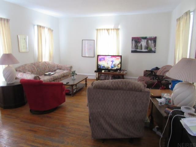 413 E Delaware Street, Manchester, IA 52057