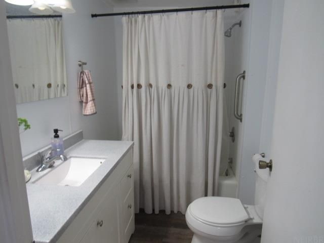 413 E Delaware Street, Manchester, IA 52057