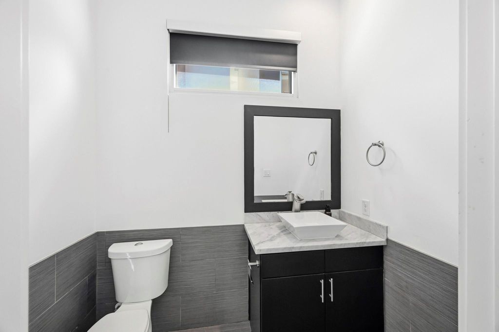 Image 13 of property listing at 5228 Maxie Street A, Houston, TX 77007