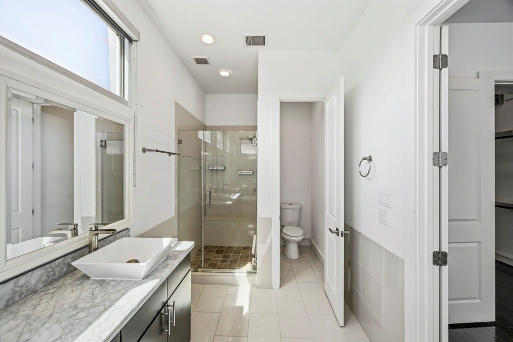 Image 18 of property listing at 5228 Maxie Street A, Houston, TX 77007