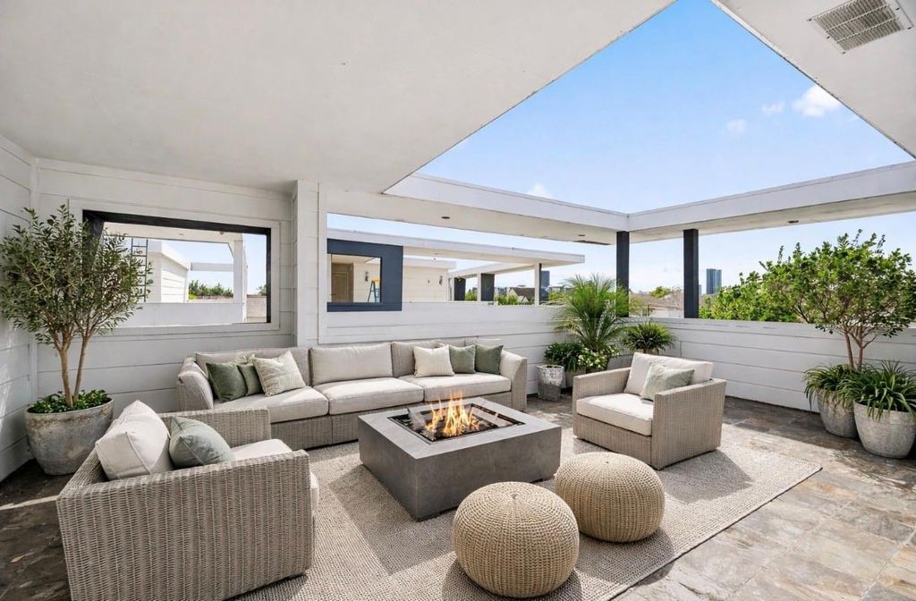 Image 2 of property listing at 5228 Maxie Street A, Houston, TX 77007