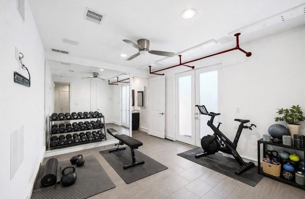 Image 5 of property listing at 5228 Maxie Street A, Houston, TX 77007