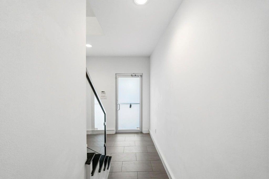 Image 7 of property listing at 5228 Maxie Street A, Houston, TX 77007