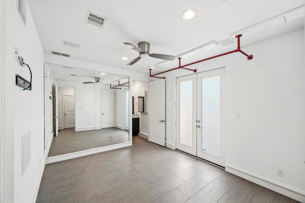 Image 8 of property listing at 5228 Maxie Street A, Houston, TX 77007