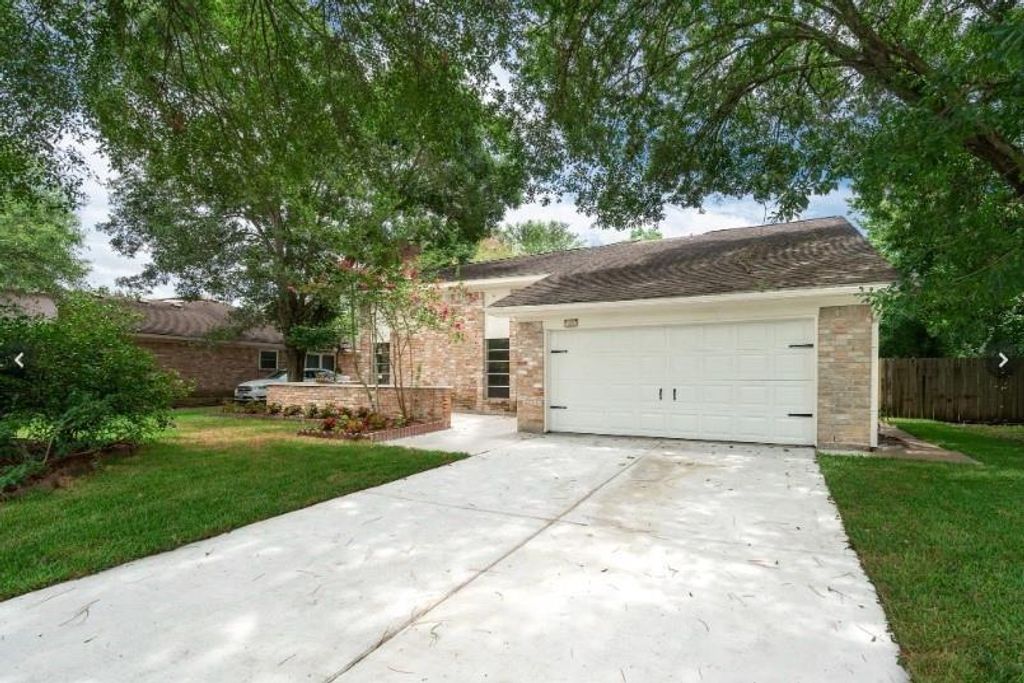 13911 Briar Place Drive, Houston, TX 77077