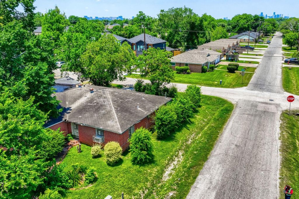 4538 Larkspur Street, Houston, TX 77051