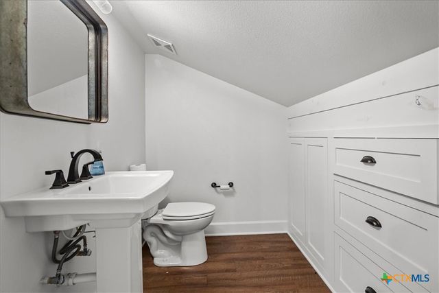 98 County Road 957b, Schulenburg, TX 78956