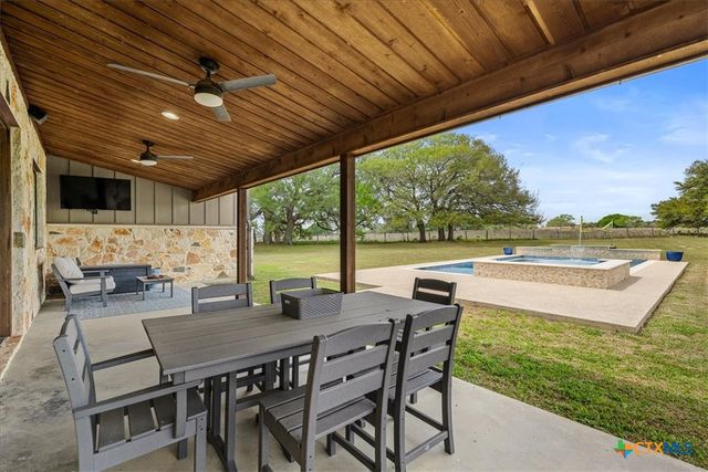 98 County Road 957b, Schulenburg, TX 78956