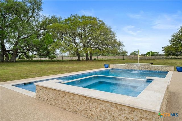 98 County Road 957b, Schulenburg, TX 78956