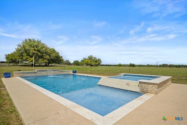 98 County Road 957b, Schulenburg, TX 78956