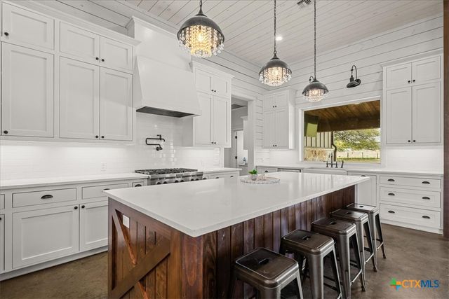98 County Road 957b, Schulenburg, TX 78956