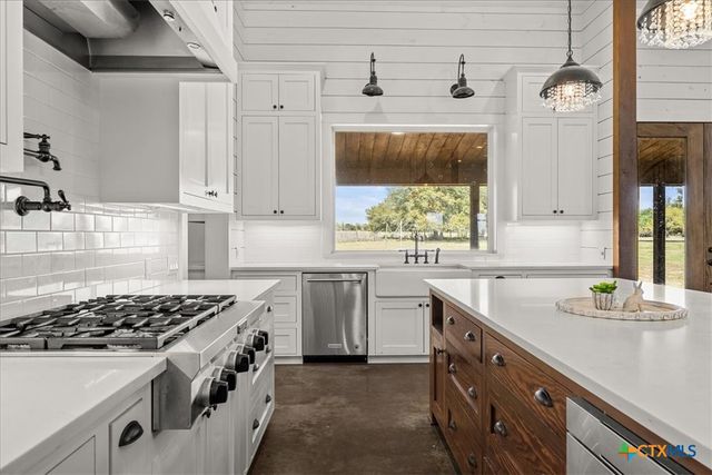 98 County Road 957b, Schulenburg, TX 78956
