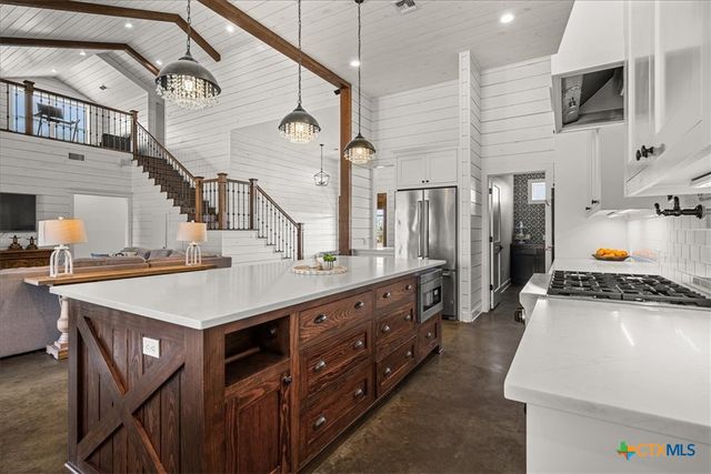 98 County Road 957b, Schulenburg, TX 78956