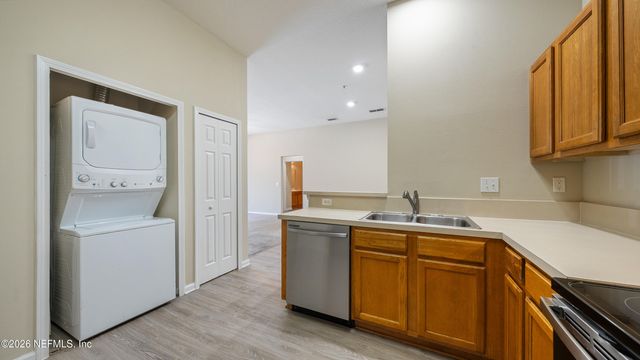 6099 MAGGIES Circle 107, Jacksonville, FL 32244