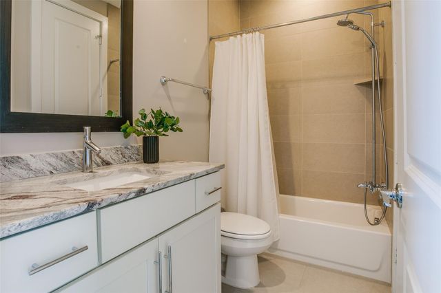 381 E Greenbriar Lane 804, Dallas, TX 75203