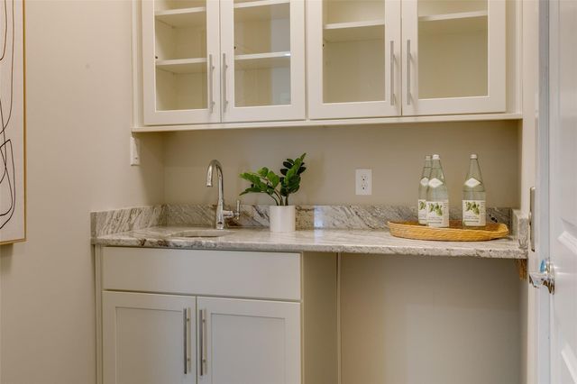 381 E Greenbriar Lane 804, Dallas, TX 75203