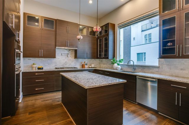 381 E Greenbriar Lane 804, Dallas, TX 75203