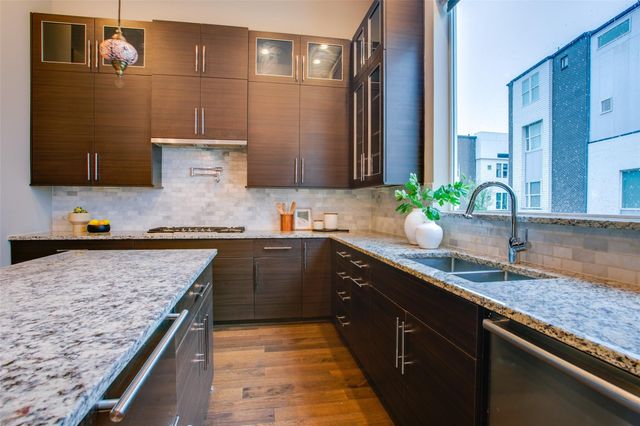 381 E Greenbriar Lane 804, Dallas, TX 75203