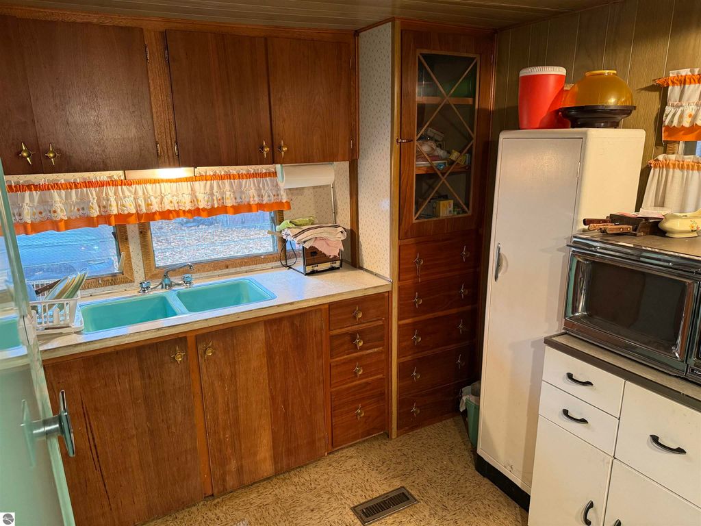 Image 12 of property listing at 9544 W 34 Road, Harrietta, MI 49638