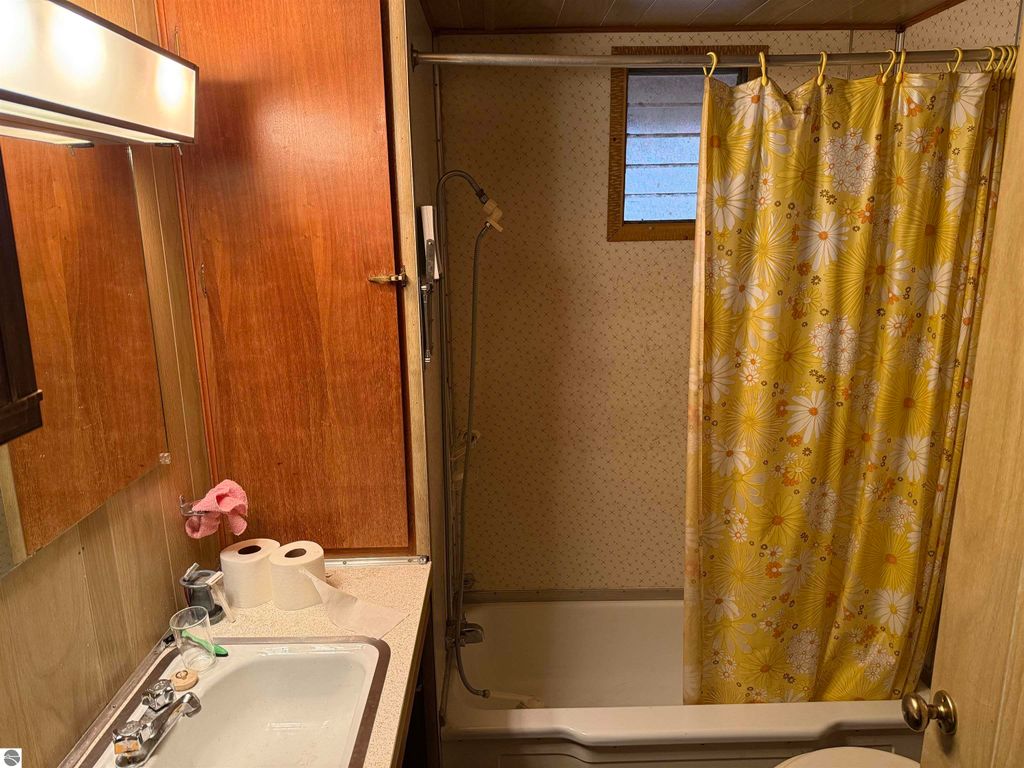 Image 17 of property listing at 9544 W 34 Road, Harrietta, MI 49638