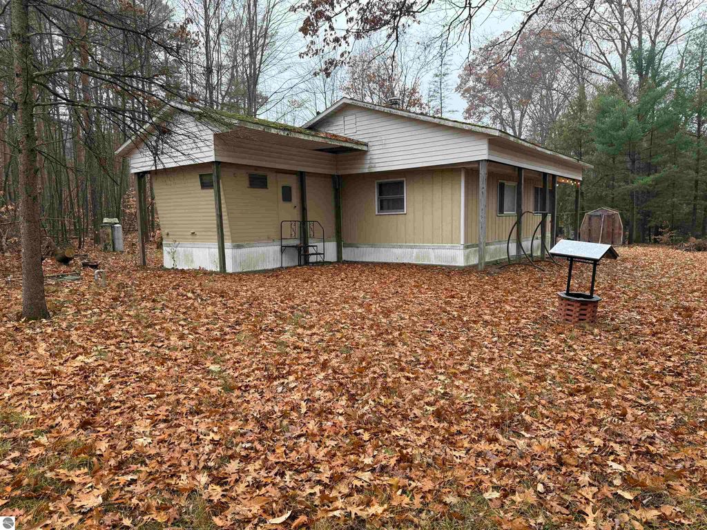 Image 23 of property listing at 9544 W 34 Road, Harrietta, MI 49638