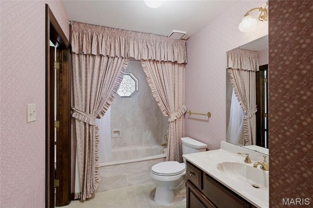 13290 Tall Pine Court, Town And Country, MO 63017